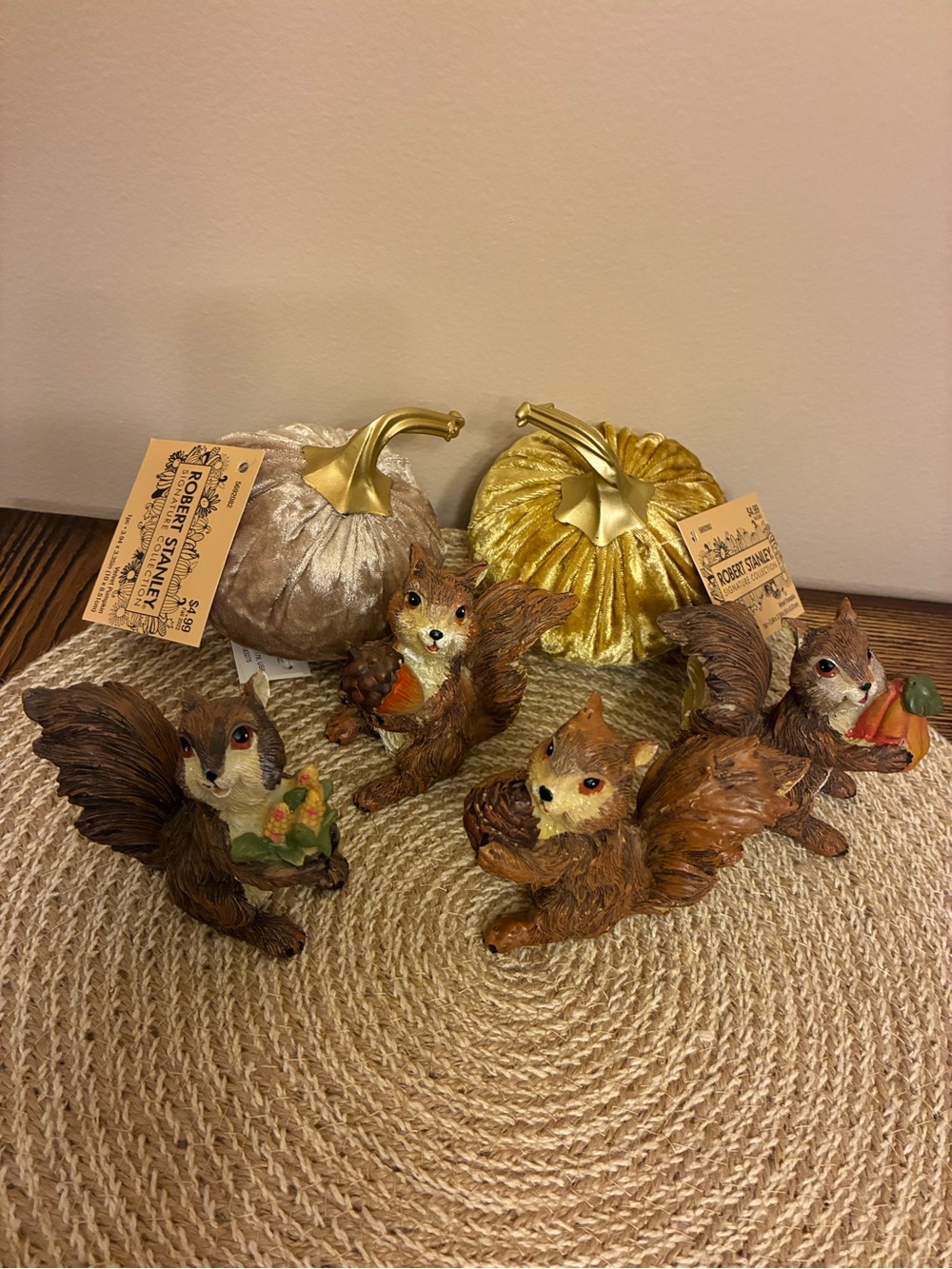 Autumn 🍂 Squirrel Figurine Set with Velvet Pumpkins - Champagne & Gold